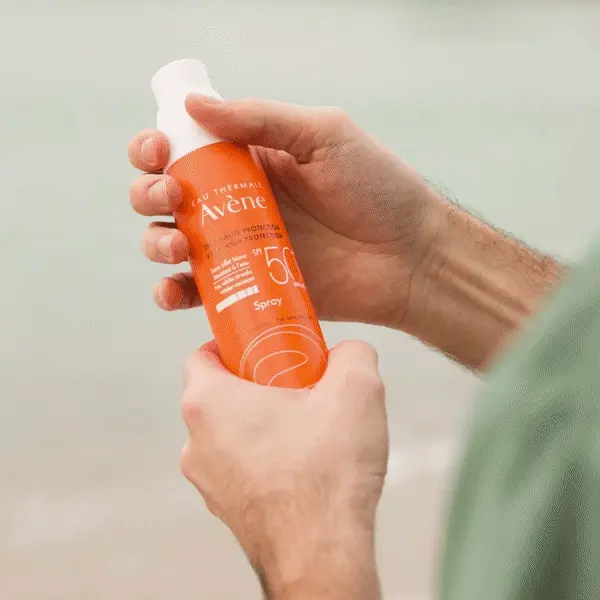 Solbeslkyttelse - Solkrem spray som smøres på armen